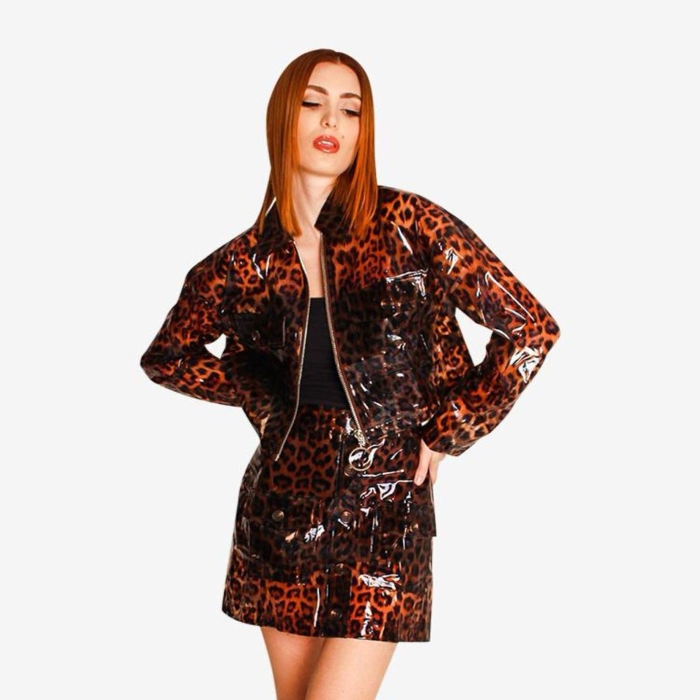 SOLD - Please check out my other items. ✨